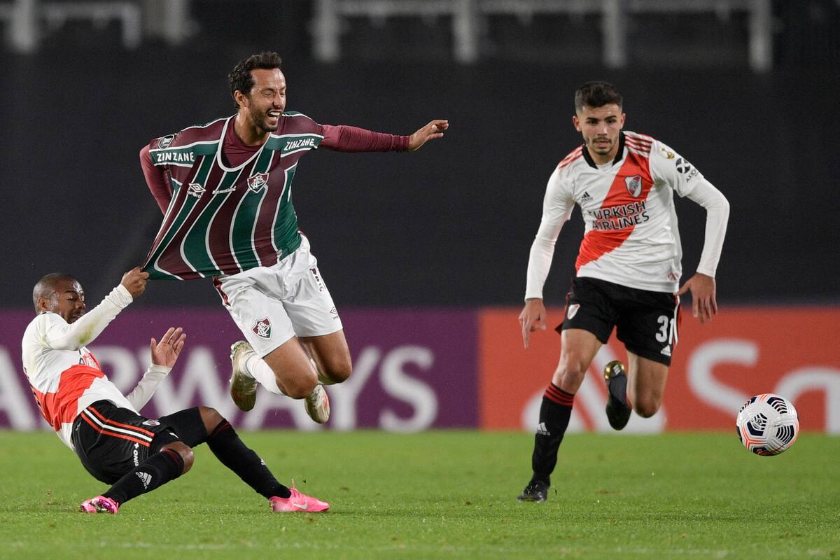 Nené lucha por la pelota con Nicolás De La Cruz durante el partido que disputan River Plate y Fluminense por Copa Libertadores 2021