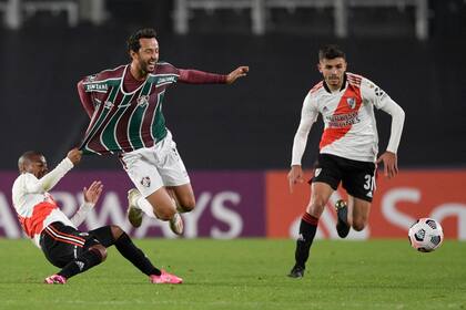 Nené lucha por la pelota con Nicolás De La Cruz durante el partido que disputan River Plate y Fluminense por Copa Libertadores 2021