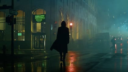 Neo caminando de manera icónica en una calle oscura