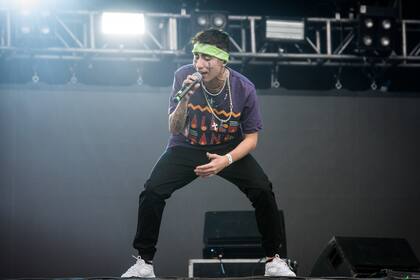 Neo Pistea subió al Escenario Norte con unas 50 personas esperándolo, y terminó frente a una multitud interpretando las canciones -propias y feats- que lo consagraron como un referente del trap: “Tumbando el club”, “Otra Botella” y “Messi”