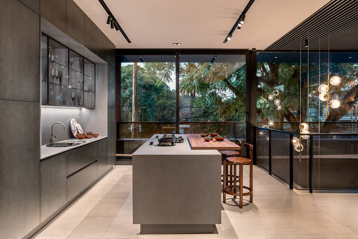 Neolith en la mesada, matizado por la textura de la madera y acompañado por PITT Cooking: "Toda la pieza exhibe varias de las tendencias que vimos en la última edición de Euro Cucina", marcan desde Johnson.