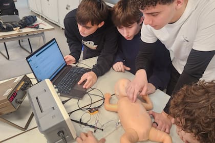 NeoRCP es un proyecto de alumnos de ORT Almagro que busca facilitar el acceso a herramientas de entrenamiento en maniobras de reanimación para recién nacidos. Utiliza sensores de bajo costo, ofrece retroalimentación en tiempo real y podría convertirse en un aliado clave para jardines, clubes, centros de salud y capacitaciones comunitaria