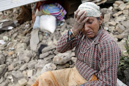 El primer terremoto, de 7,8 grados de magnitud, tuvo su epicentro a 81 km de la capital