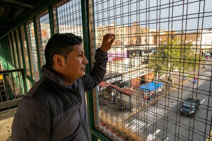 Neptali Chiluisa, un inmigrante ecuatoriano, observa el barrio del Bronx en Nueva York el 25 de octubre del 2021. (AP Photo/Eduardo Munoz Alvarez)