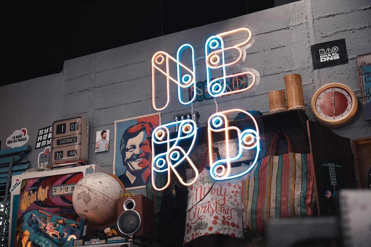 Nerdearla es un evento de dos días, virtual y presencial, con 45 charlas y 15 talleres orientados a facilitar la entrada al mundo de la informática profesional