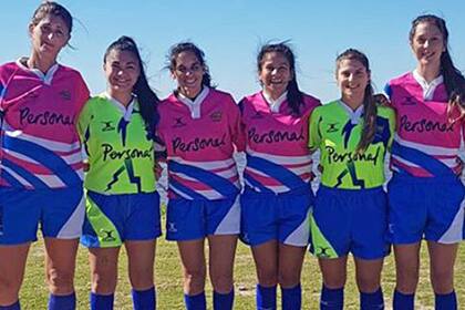 Nerea Livoni, Nadia Ferenz, Brenda Camacho y Viviana Garat (las cuatro de la izquierda) son las integrantes del plantel estable de árbitras de la Unión Argentina de Rugby.