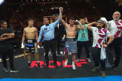 Neri Muñoz en el momento que los jueces le dan por perdida la pelea ante el georgiano Khariton Agrba