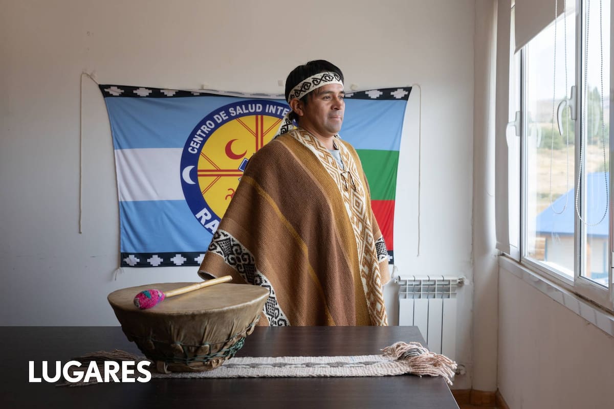 El Dr. Fabián Gancedo, director médico del Centro (izquierda) y Vícto Cañiullan, el machi chileno que concurre a atender una vez por mes (derecha) se despiden en la puerta del Centro de Salud Intercultural Raguin Kien.