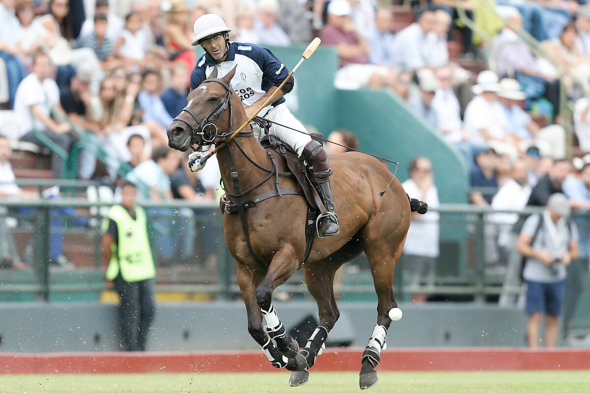 Nero, back de La Dolfina, en acción en la última final del Abierto de Palermo