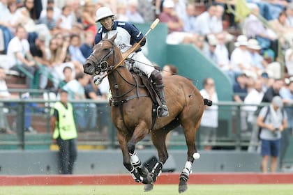 Nero, back de La Dolfina, en acción en la última final del Abierto de Palermo