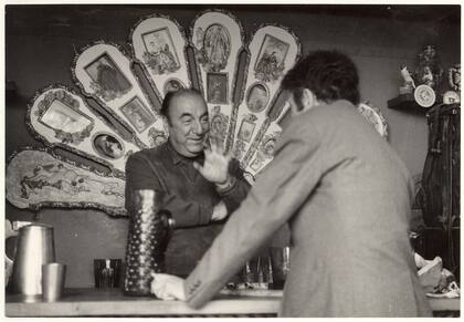 Neruda en el bar de la casa "La Chascona"