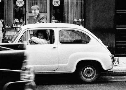 Neruda y el Fiat 600 en una foto tomada por Sara Facio para su libro con fotografías tomadas entre 1968 y 1973: «Nos hicimos muy amigos. Fue el escritor con quien más tiempo estuve en mi condición de fotógrafa», ha contado Facio sobre el poeta chileno.