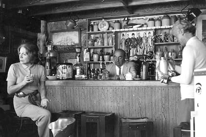 Neruda y Matilde en el bar de la casa de Isla Negra