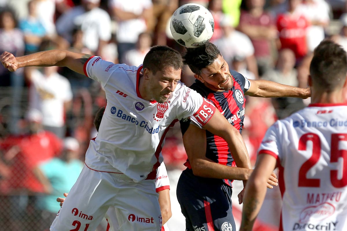 Nervo y Blandi luchan por la pelota en el clasico