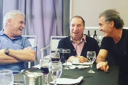 Recuerdos y carcajadas con Carlos Bilardo y Oscar Ruggeri, cuando lo visitaron al técnico que los llevó a la cima del mundo en México 86; "Carlos fue un adelantado y se lo tendrían que reconocer", advierte