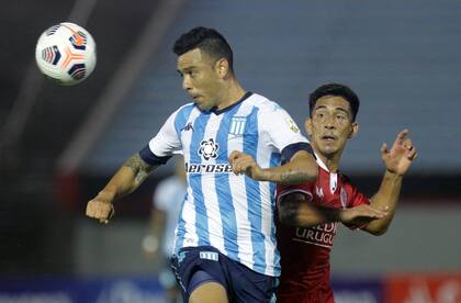 Nery Dominguez cabecea durante el 1-1 de Racing frente a Rentistas en Uruguay; la Academia es anfitrión esta noche del oponente más difícil del grupo, São Paulo.