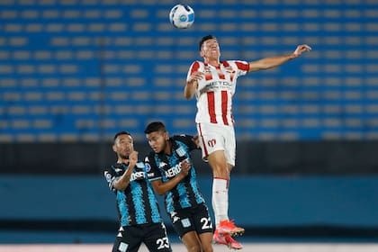 Nery Dominguez salta en lo alto con Thiago Borbas