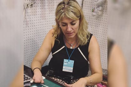 Nery nació sin su mano derecha y hoy, las manualidades se convirtieron en su principal fuente de ingreso