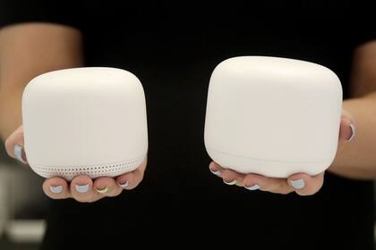 Nest Wifi es el sistema de dos y tres parlantes que permite ampliar la señal de la red inalámbrica en el hogar