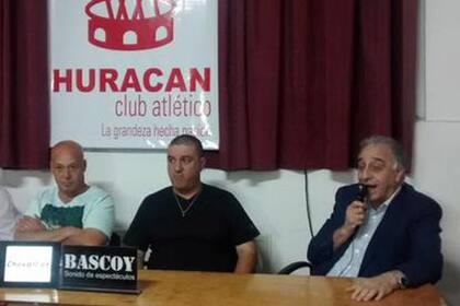 Néstor Apuzzo fue ratificado como DT de Huracán
