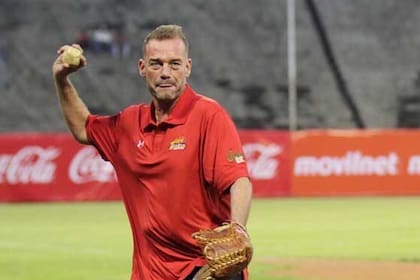Néstor Che García, en una invitación para hacer el lanzamiento inicial en un partido de béisbol en Venezuela, donde lo idolatran por la revolución que generó con el básquetbol