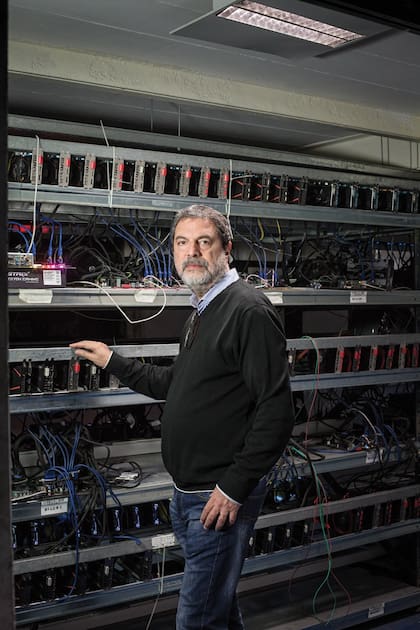 Néstor di Bello, en su granja de criptomonedas