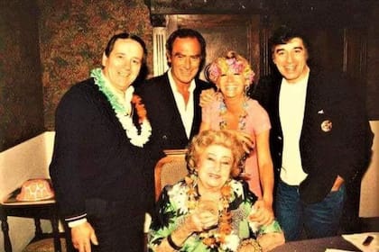 Néstor Fabián rodeado de grandes figuras: querido Calabró, Sandro, Solita Silveyra y Tania