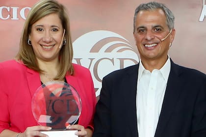 Néstor García, presidente y CEO de KPMG Argentina, entregó el “Reconocimiento a la mujer destacada en el ámbito empresarial” a Cecilia Giordano, presidente y CEO de MERCER Argentina