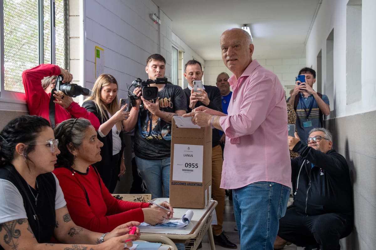 Néstor Grindetti, al emitir su voto al mediodía en la Escuela 28, en la calle Carlos Gardel 1011, Lanús Oeste