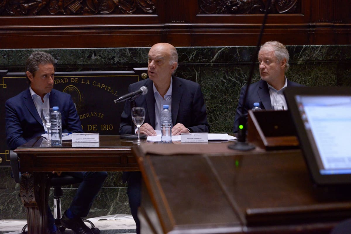 Néstor Grindetti estaba exponiendo un informe de gestión en la Legislatura porteña pero no tenía la última hoja del discurso