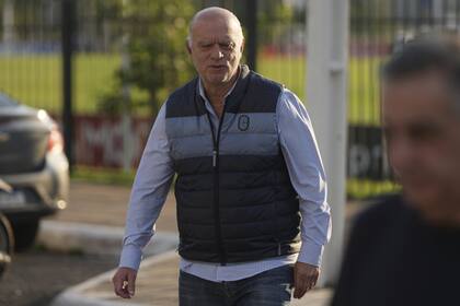 Nestor Grindetti llega a las oficinas de Conmebol, en Paraguay