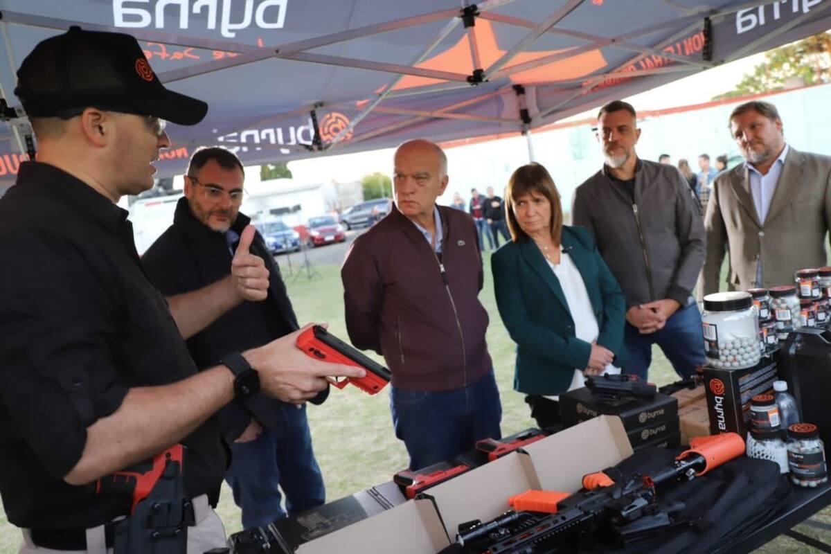 Néstor Grindetti, Patricia Bullrich y Diego Kravetz, en la presentación de las armas de los equipos de Seguridad Ciudadana de Lanús