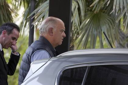 Néstor Grindetti, presidel ente de Independiente, llega a la sede de Conmebol, ubicada en Paraguay, para la audiencia de este martes; el club de Avellaneda pretende que se le dé por ganado el partido del desastre, pero está abierto a seguir jugándolo.