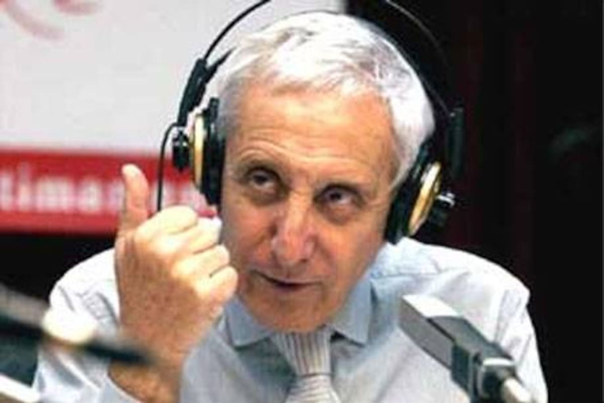 Néstor Ibarra, en plena labor en la radio