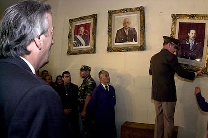 Néstor Kirchner el día que mandó a descolgar el cuadro de Videla