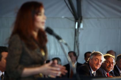 Néstor Kirchner, escucha el discurso de Cristina, en la inauguración del parque industrial La Matanza, en abril de 2009