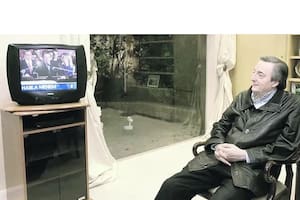 Néstor Kirchner mira el discurso de Carlos Menem después de las elecciones del 27 de abril de 2003