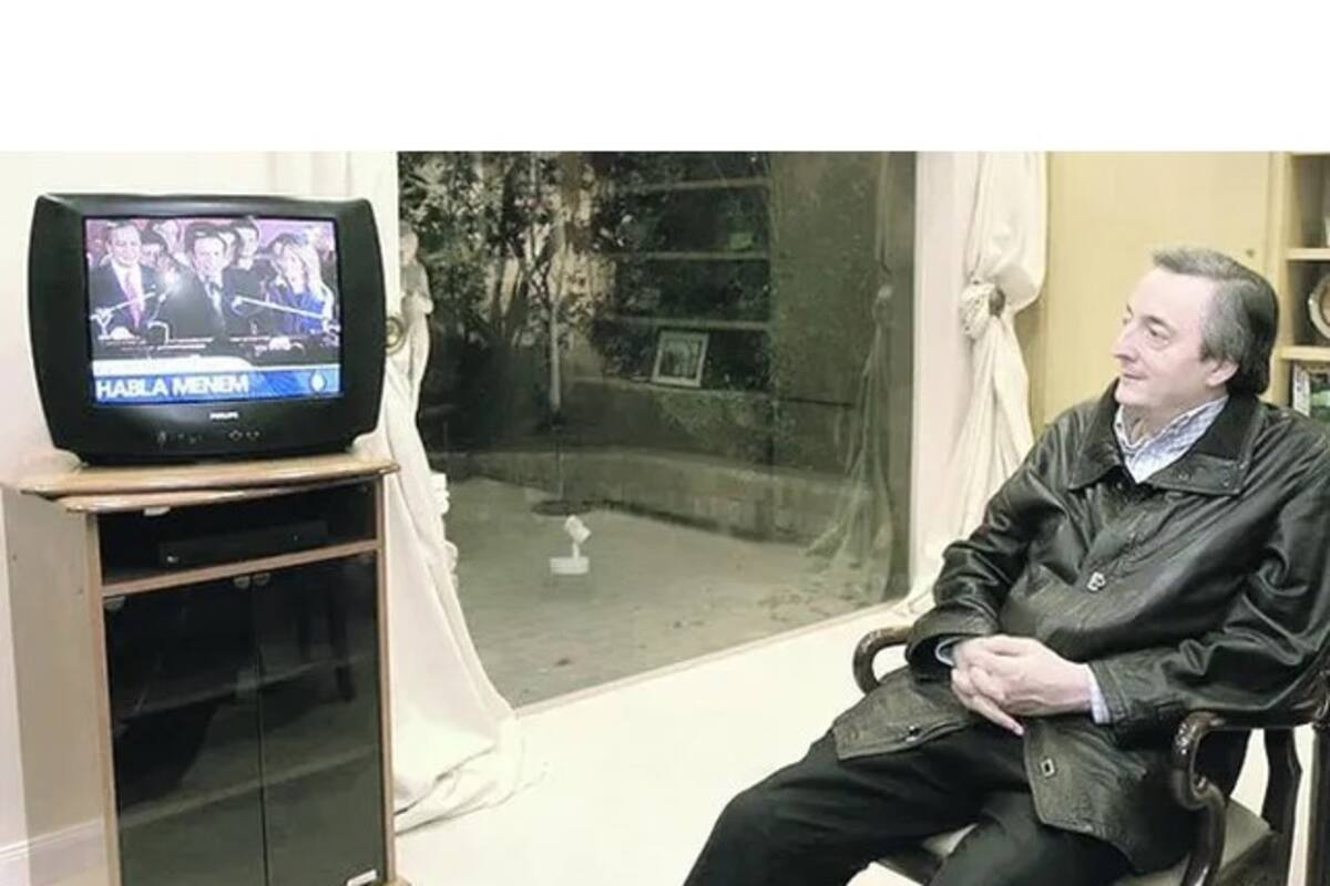 Néstor Kirchner mira el discurso de Menem después de las elecciones de 2003