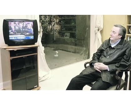 Néstor Kirchner mira el discurso de Menem tras las elecciones de 2003, cuando el peronismo fue dividido. Un escenario que se vuelve a barajar en el PJ de cara a 2027