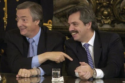 Néstor Kirchner y Alberto Fernández. En 2006, cuando Kirchner cerró las exportaciones y luego prometió un plan ganadero, el actual presidente era su jefe de Gabinete