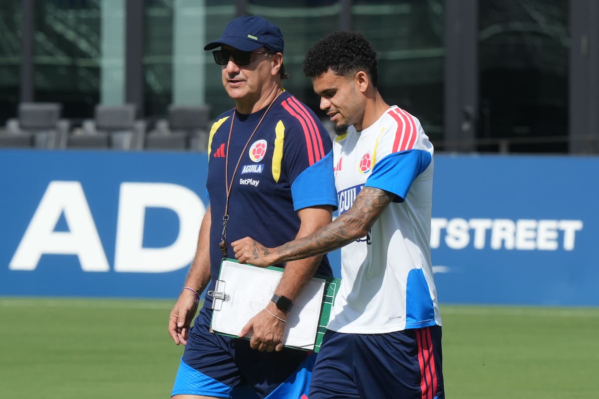 Néstor Lorenzo, DT de Colombia, en una charla con Luis Díaz durante el entrenamiento de la selección cafetera en Fort Lauderdale