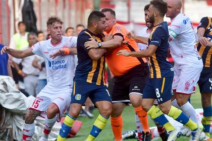 Néstor Ortigoza y Matías Beares, durante el incidente en la cancha de Huracán