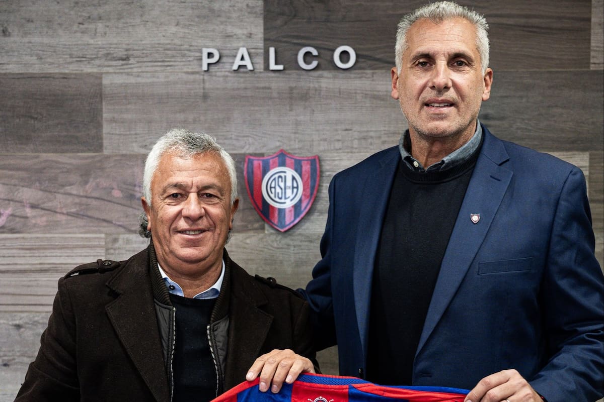Néstor "Pipo" Gorosito es presentado como nuevo técnico de San Lorenzo; a su lado, el presidente del club, Marcelo Culotta