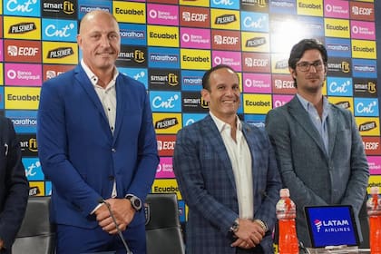 Néstor Pitana con las autoridades de la Federación ecuatoriana, donde trabaja en la formación arbitral