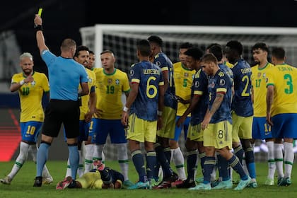 Néstor Pitana, en el ojo de la tormenta por su arbitraje en Brasil 2 vs. Colombia 1