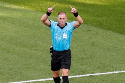 Néstor Pitana pide el VAR en el partido entre Mexico y Suecia en Rusia 2018