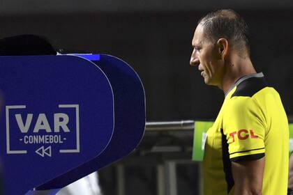 Néstor Pitana, uno de los árbitros que aplicaron el VAR durante la Copa América de Brasil