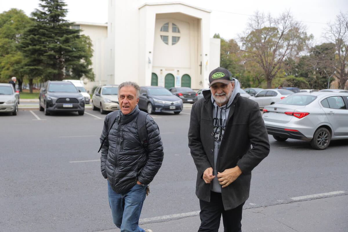 Néstor Pitrola y Eduardo Belliboni llegan a Comodoro Py para acompañar a una militante a declarar