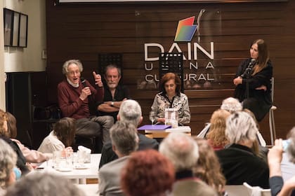 Néstor Tirri, Rubén Szuchmacher, Ana María Shua e Ingrid Pelicori en el "palco" de Dain Usina Cultural