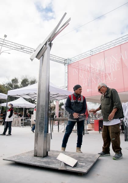 Néstor Vildoza, escultor riojano, ganó el premio del público en la edición 2016 y ahora participa con una escultura de acero inoxidable en la Bienal Internacional de Escultura del Chaco